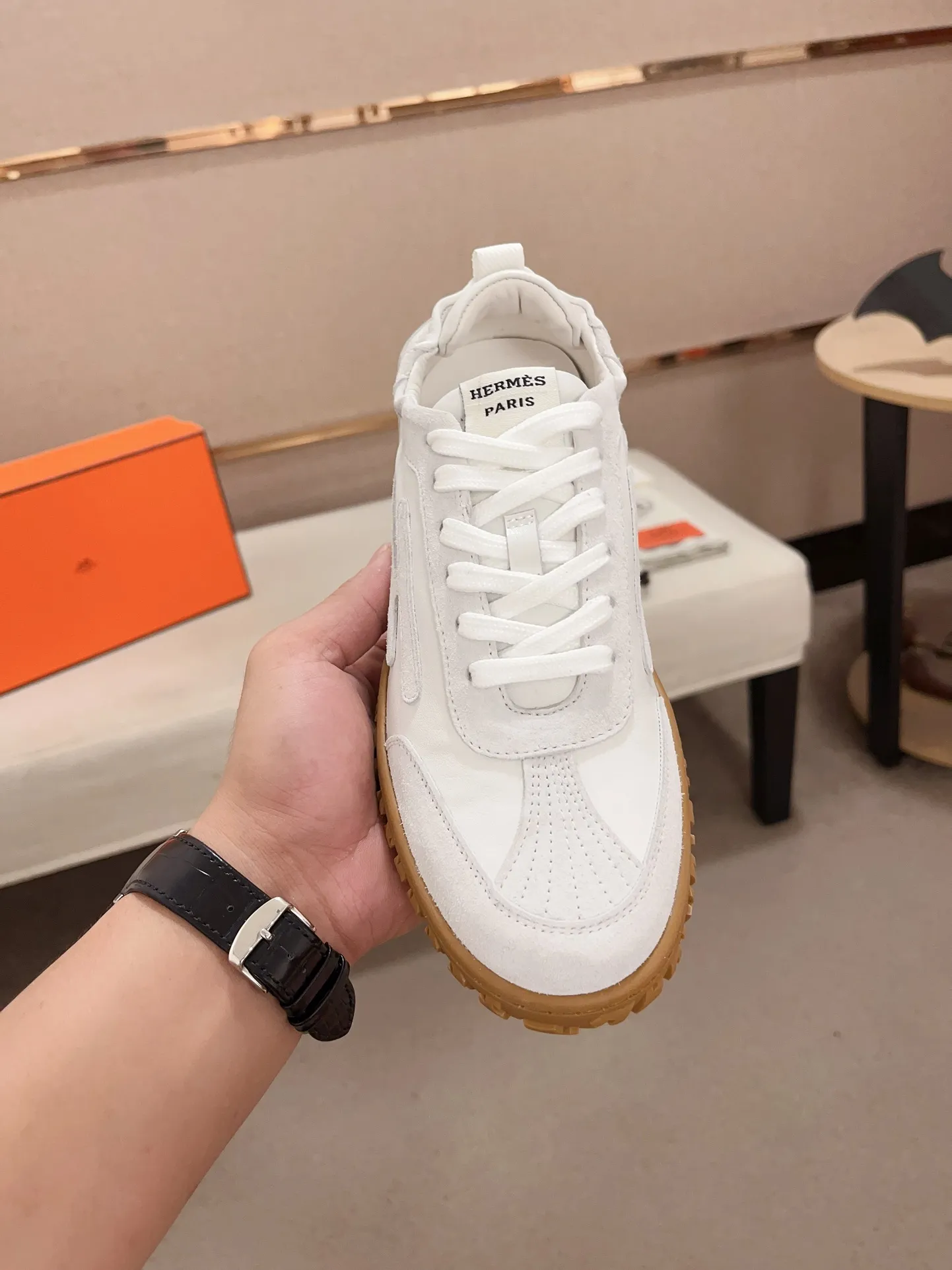 Men's men's shoes 💰: 720💰 Hermes top version # Couple style 💏 24ss casual sneakers Suede goatskin sneakers decorated with contrasting patterns and iconic "H" details, beautifully packaged at the delivery counter 🛍📦 Fabric: suede + cowhide Lining: mixed sheep lining Outsole: original TPU Bottom thickness: 2CM Size: 35-44